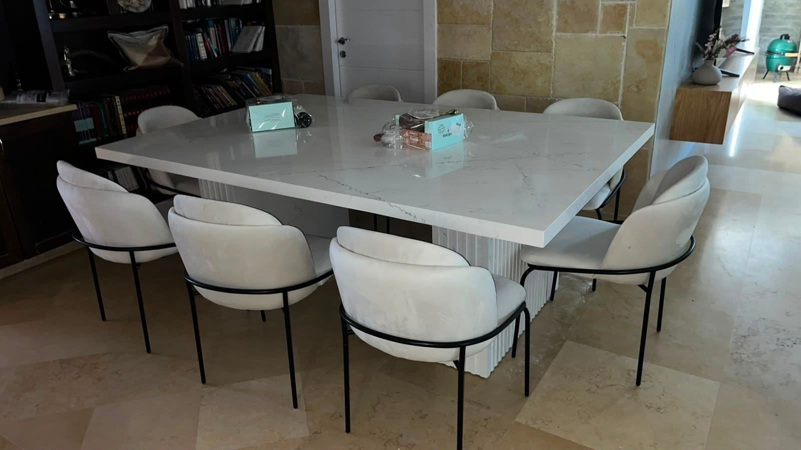 האבן שמשקרת במתכוון: שולחן קוורץ ג'מבו ל-10 סועדים מבית מקור השיש — 4
