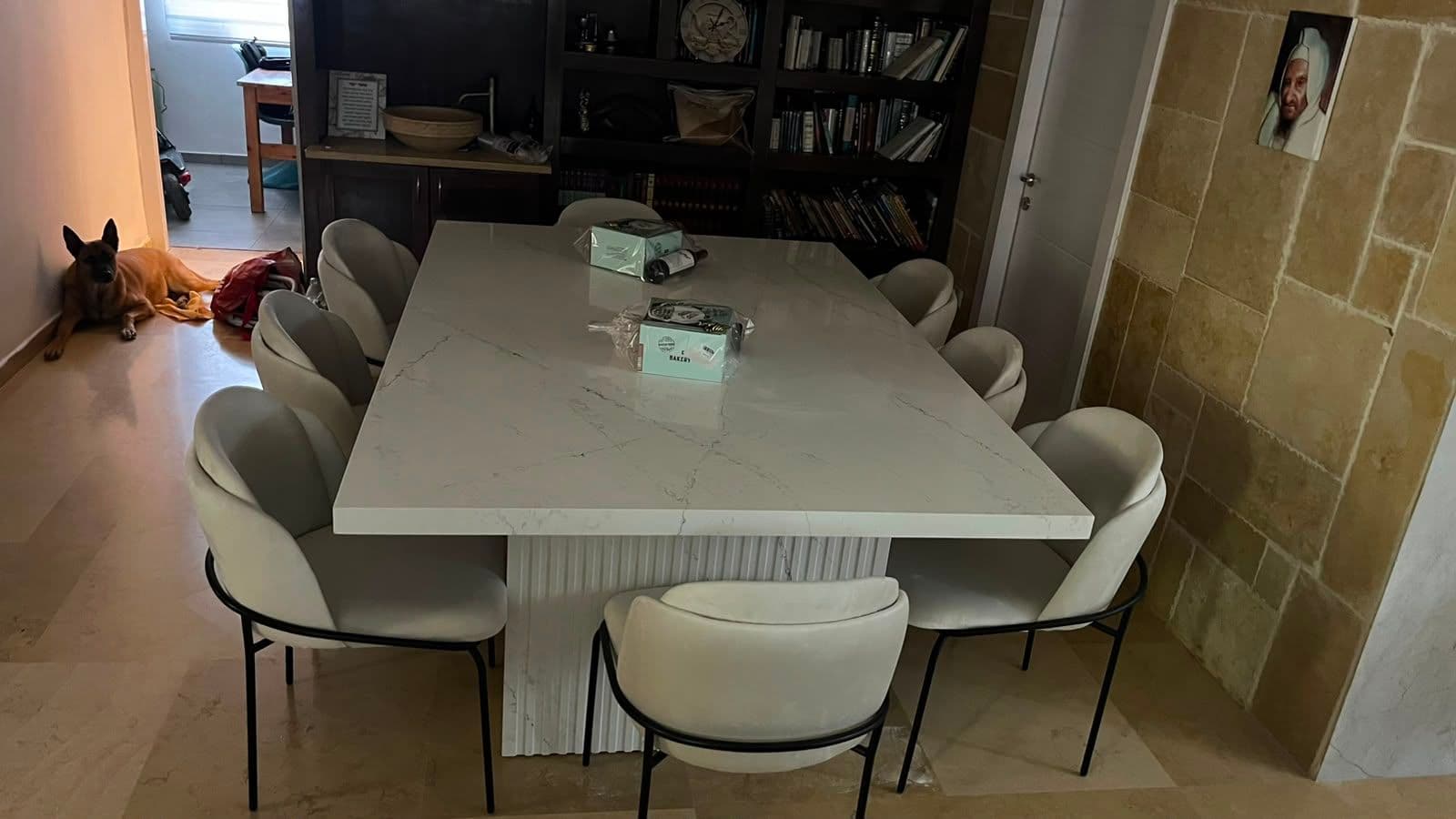 האבן שמשקרת במתכוון: שולחן קוורץ ג'מבו ל-10 סועדים מבית מקור השיש — 2