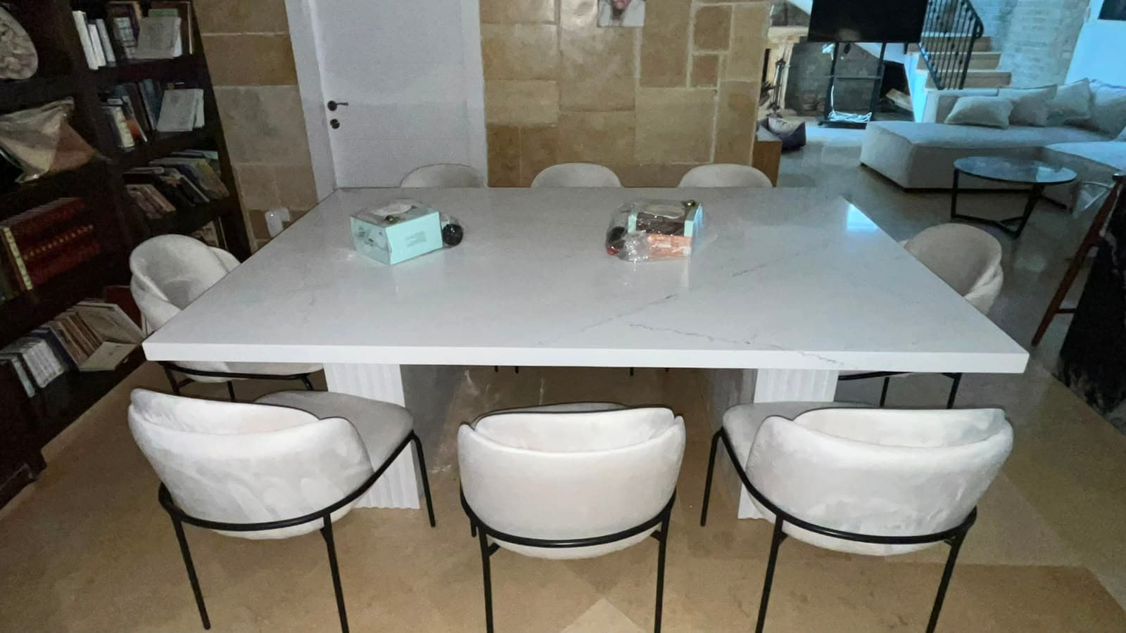 האבן שמשקרת במתכוון: שולחן קוורץ ג'מבו ל-10 סועדים מבית מקור השיש — 10
